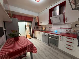 Casa adossada a Calle pajarillos 14. “gran chalet familiar con 5 dormitorios y patio amplio — listo p