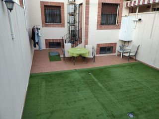 Reihenhaus in Almendralejo. Adosado en venta en avenida rafael alberti, 4 dormitorios.