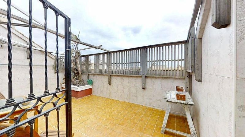 Foto d7f81125-99c0-49bc-90aa-35bc99a87bd9. Lloguer àtic amb calefacció aparcament a Benetússer