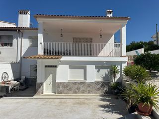 Casa bifamiliare in Carrer del gira-sol 163j. Chalet pareado reformado en monte rosado, montserrat