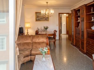 Piso  Carrer de timoneda. Espectacular vivienda de techos altos y amplios balcones en finc