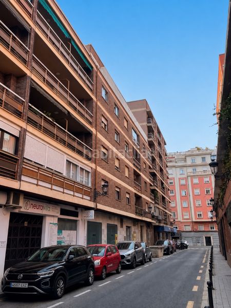 Piso espectacular vivienda de techos altos y amplios balcones en finca señorial en Valencia - Imagen 16