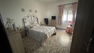 Maison à El Parador de las Hortichuelas. Casa de planta baja con gran patio y garaje en el parador