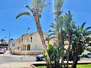 Reihenhaus  Calle sierra de los filabres. Amplia vivienda bien ubicada, con dos garajes y jard�n