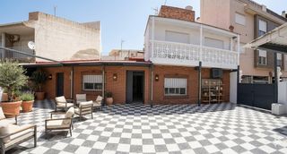 Maison jumelée à Calle transformador. Chalet con piscina  loft independiente en parcela de 400 m2 a un