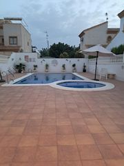 Casa adossada a Calle de la Comunidad Andaluza