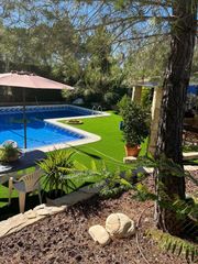 Chalet en Calle quince - los conejos i. Exclusiva villa independiente con parcela de 1.340 m2 y piscina