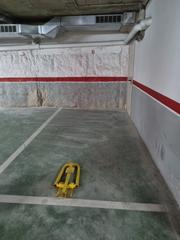 Aparcament cotxe a Carrer ciutat de palol 18. Parking céntrico con trastero