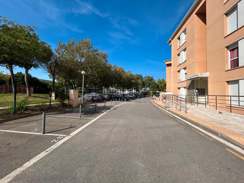 Foto 44f3538a-2470-4048-9519-9ce96abb958f. Alquiler parking coche en avinguda vall de ribes 35 plaza de aparcamiento exterior en comunidad la bovila en Platja d´Aro