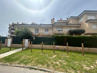 Casa adossada a Carrer diagonal 12. Casa situada en una zona tranquila y a pocos metros de la playa