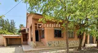 Casa a Juan de Borbón. Chalet independiente situado entre juan de borbón y avenida rein