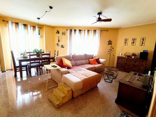 Etagenwohnung  Carrer lafora. Cuatro dormitorios, exterior con garaje y trastero