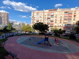 Flat  Carrer metge pedro herrero. Piso de tres dormitorios en urbanización con piscina