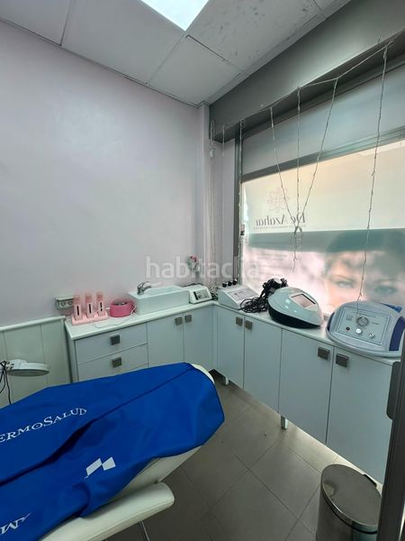Foto f240c808-5ce3-45e5-997a-07dd31cabb1f. Pas-de-porte local commercial dans colores - entreparques Sevilla