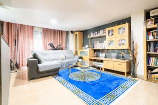 House in Sta. Aurelia - Cantábrico - Atlàntico - La Romería. Casa adosada de 180 m2 con 4 dormitorios, 3 baños y local