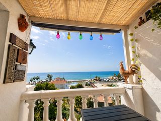 Casa a schiera in Calle molino del agua 1. ¡la casa de la playa que siempre soñó!