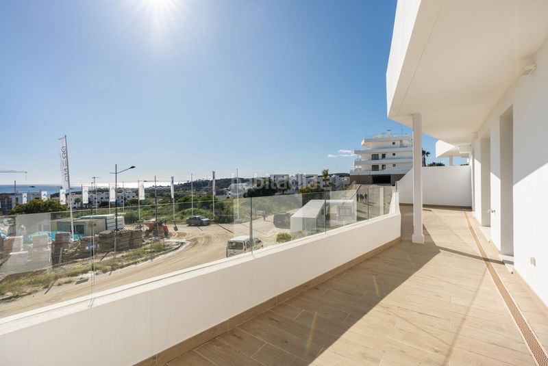 Foto df32a936-1cd3-44f0-be39-953662f6a276. Apartament amb calefacció aparcament piscina a Guadalobón Estepona