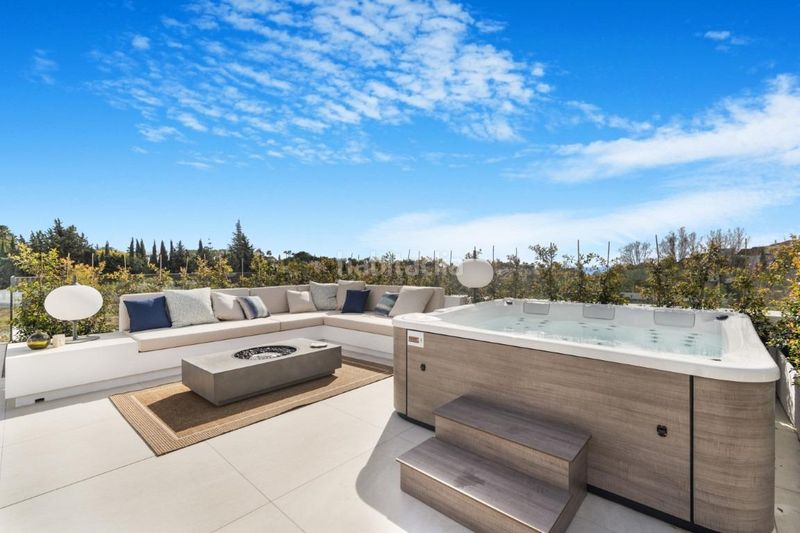 Foto 9a85122a-6422-4b81-a2bf-fd07559a13a9. Xalet amb calefacció aparcament piscina a lomas de Marbella club Marbella