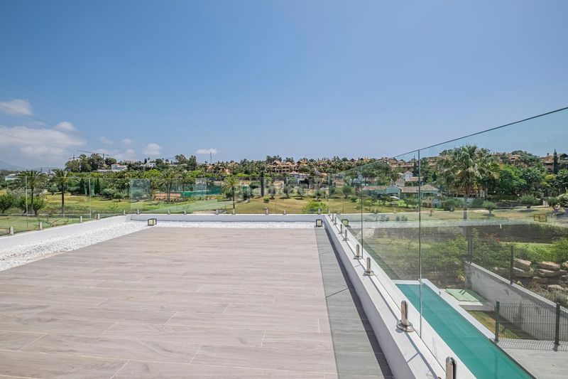 Foto bd80770e-9b16-4f61-99b6-57f9151a97e1. Xalet amb calefacció aparcament piscina a Paraiso - Barronal Estepona