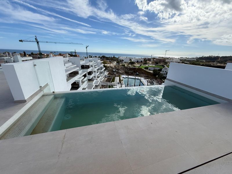 Foto 4d529153-0c15-4ae7-9749-c44450a24f0e. Àtic amb aparcament piscina a Guadalobón Estepona