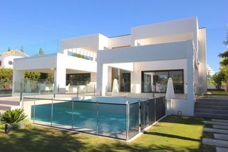 Xalet a Guadalmina Alta. Villa moderna en primera línea de golf de guadalmina
