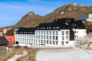 Apartament a Zona alta. Promoción de 20 estudios y apartamentos en sierra nevada
