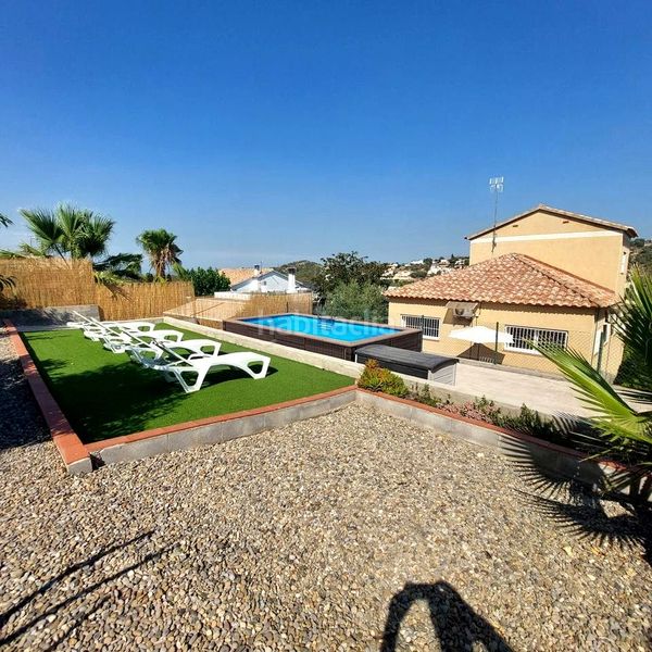 Foto cfb7f7a2-92fa-4977-87e9-9da660886818. Casa amb piscina a Olèrdola