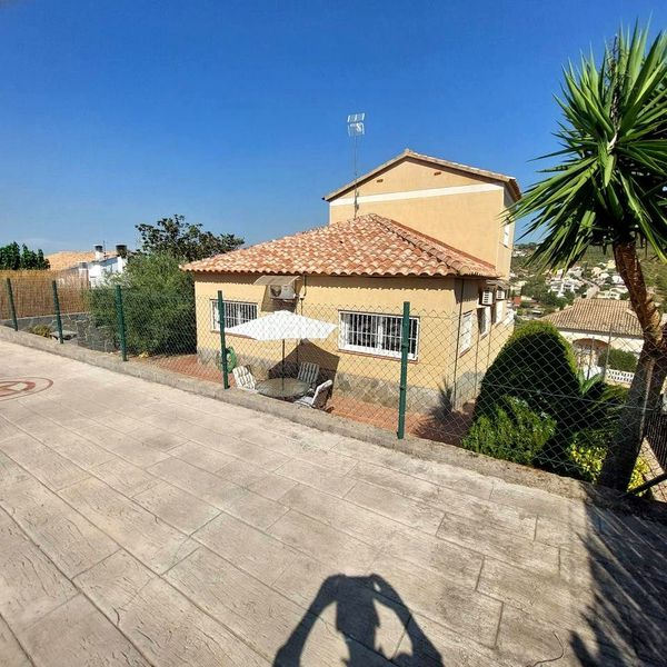 Foto df947272-6c06-440e-981e-80c15fbaf806. Casa amb piscina a Olèrdola