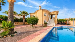 Xalet  Calle velázquez. Chalet con piscina privada en ciudad quesada