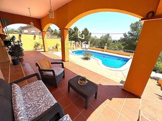 Chalet en Bisbal del Penedès (La). Gran chalet de 5 habitaciones con piscina