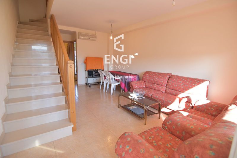 Foto ec49f597-f881-4cdd-8e2d-f0d1779014ed. Casa adossada a Santa Oliva