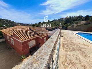 Chalet in Castellet i la Gornal. Chalet indpendiente con panor�micas vistas en urb. los jardines