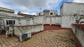 Casa adosada  Calle escuelas 11. Casa de vecinos en pleno centro
