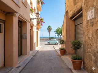Reihenhaus  Carrer bonaire. Gran casa de pueblo con patio a 50 metros del mar en canet