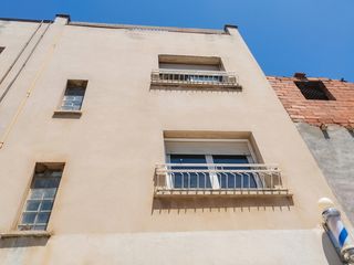 Flat  Carrer del bages. Oportunidad en can palet: edificio con local en funcionamiento