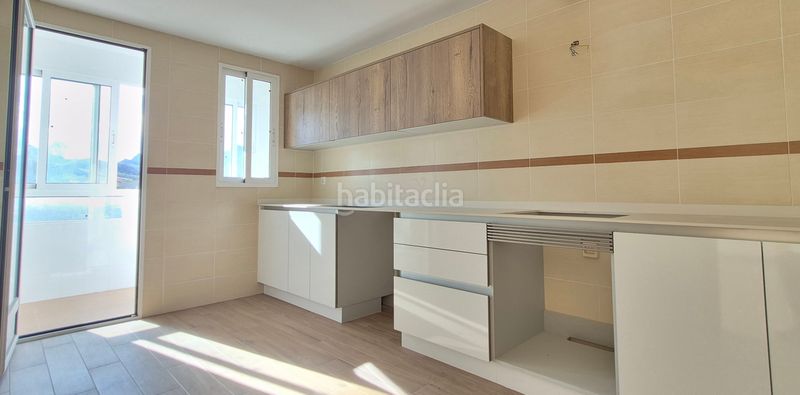 Foto e2c1ebd0-11ad-4be1-bf2a-a3b12ebcc56d. Duplex in carretera de circunvalación 31 in Centro Elda