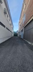 Car parking  Calle miraflores. En venta cochera cerrada con acceso al adificio