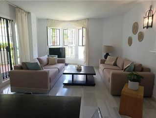 Rent Flat in La Dama de Noche - La Alzambra. Alquiler de piso en urbanización los naranjos de marbella