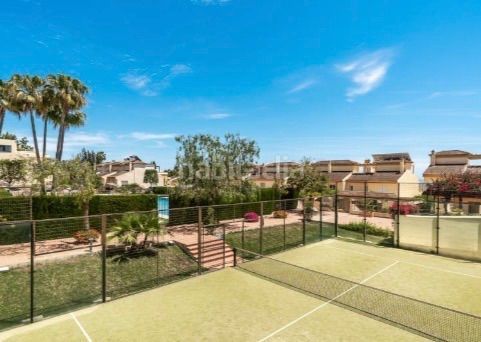 Foto 8f4fc16d-0e4a-4794-8c61-a891bb1fde8c. Casa adossada amb calefacció aparcament piscina a Marbella