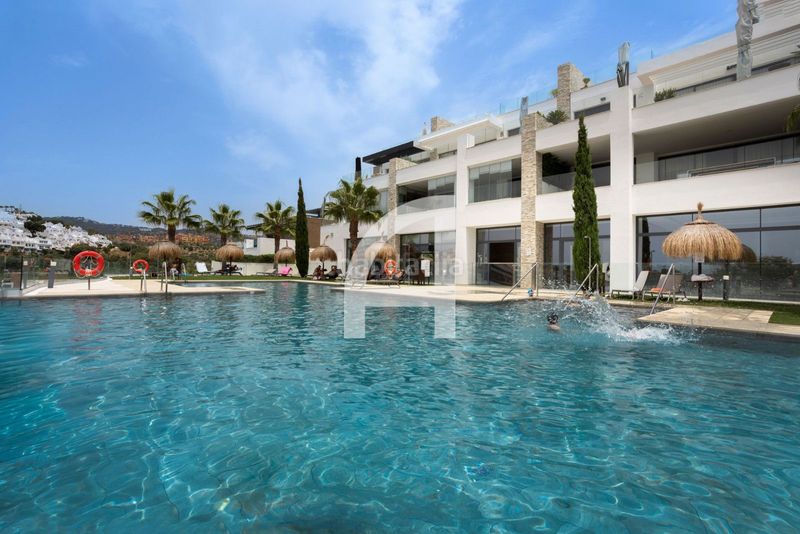 Foto decc6c72-29d4-4c78-b9c8-04228b212402. Àtic amb calefacció aparcament piscina a Cabopino - Artola Marbella