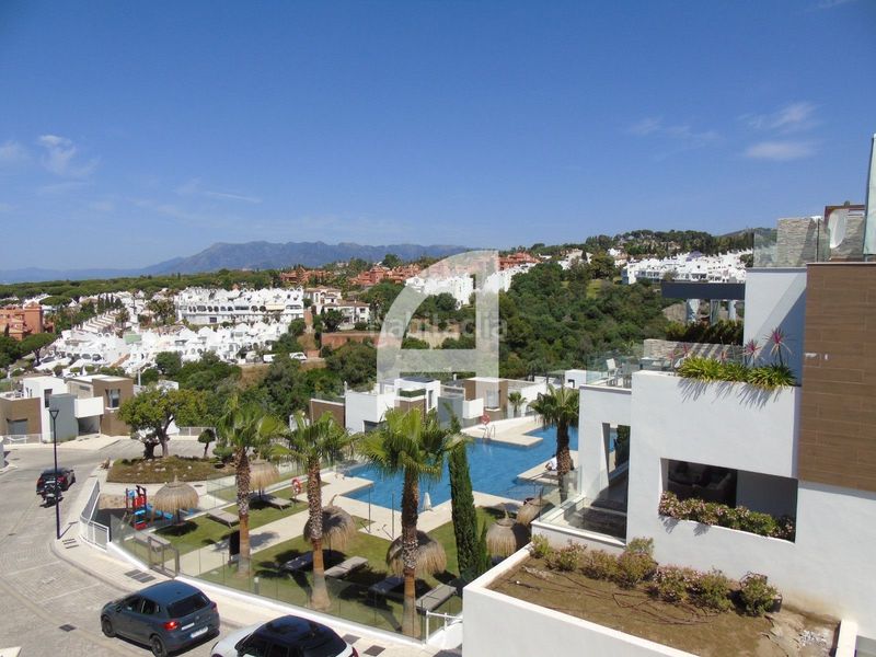 Foto 94851704-3387-4e4a-a17b-a11aa975ccec. Àtic amb calefacció aparcament piscina a Cabopino - Artola Marbella
