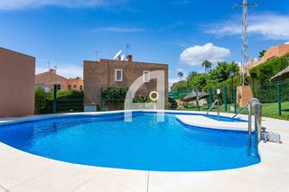Reihenhaus in Nueva Atalaya. Encantadora adosada con vistas al mar en benahavis