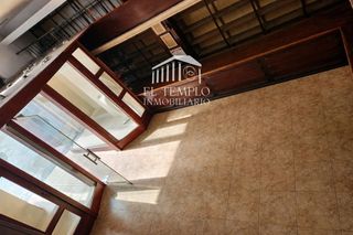 Casa  De la iglesia. Bajo comercial con dos viviendas arriba para reformar