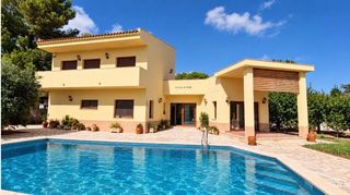 Xalet  Carrer deu horus del. Villa independiente con gran piscina, vistas al mar y 1.235 m2 d