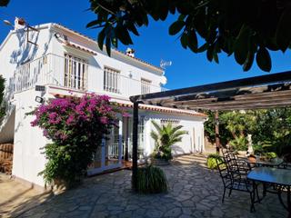 Casa  Calle salvador dal. Amplio chalet en miami platja con posibilidades de separacin