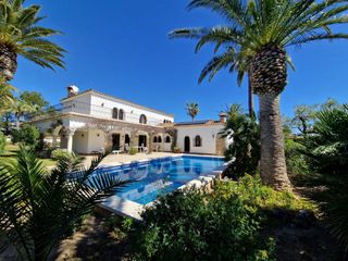Xalet a Pino Alto. Espectacular villa con encanto nostálgico en miami platja