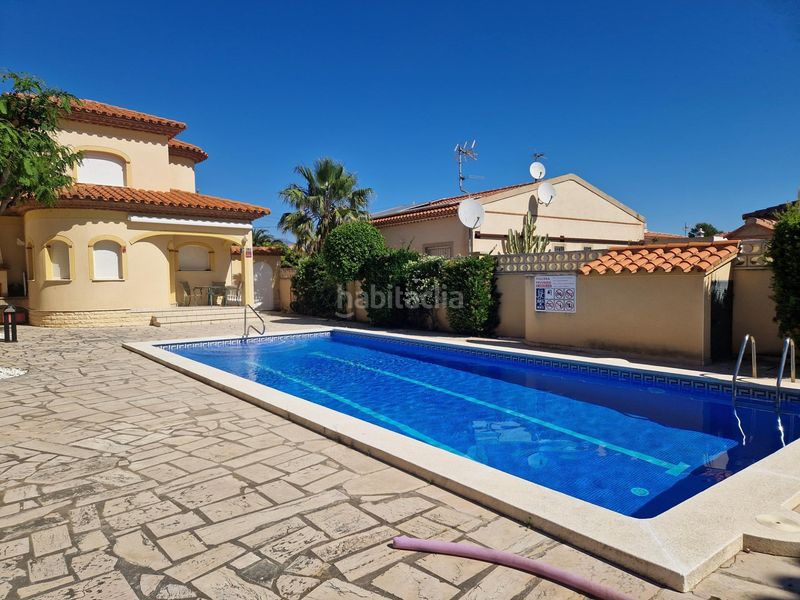 Foto 30cb6c6a-a5db-499e-a288-42fd690b304a. Casa adossada amb aparcament piscina a Centre Miami Platja