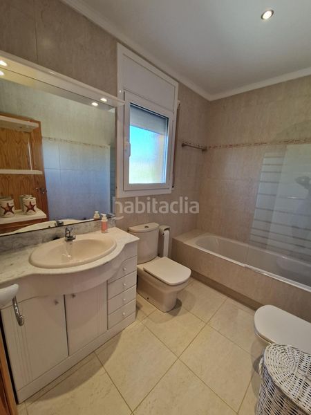 Foto 5e8902a0-3f2a-433a-b1f0-3ac501956172. Casa adossada amb aparcament piscina a Centre Miami Platja