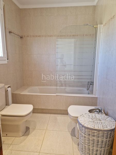 Foto a29323e5-ce82-4aab-99b4-58d0a077e252. Casa adossada amb aparcament piscina a Centre Miami Platja