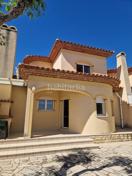 Foto cbf33b91-23f6-4d3e-b768-c730b491a901. Casa adossada amb aparcament piscina a Centre Miami Platja